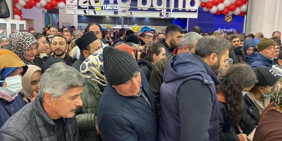 İndirimi duyan koştu: Kuyruğun sonu yok!