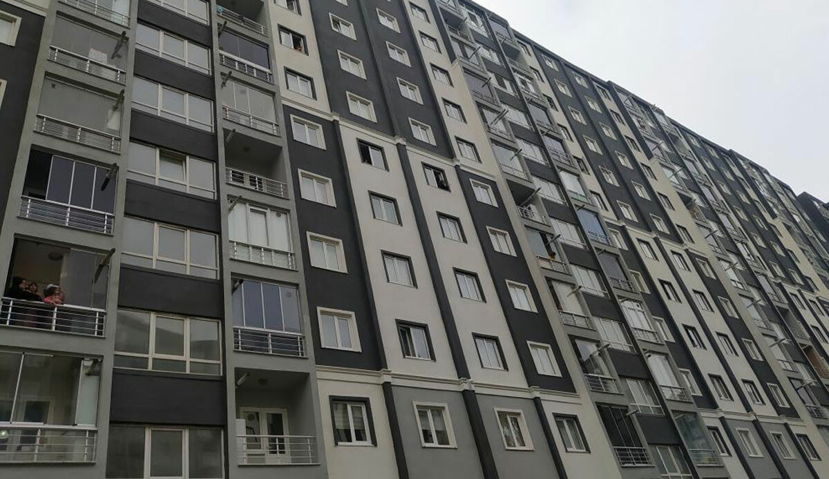 Fahiş zam protesto getirdi: 500 TL'lik site aidatı bin 415 TL'ye çıktı, site sakinleri isyan etti Fahiş zam protesto getirdi: 500 TL'lik site aidatı bin 415 TL'ye çıktı, site sakinleri isyan etti
