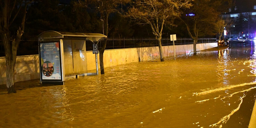 Sivas sular altında! içme suyu hattı patladı, yollar göle döndü