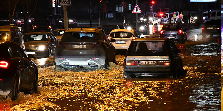 Sivas sular altında! içme suyu hattı patladı, yollar göle döndü