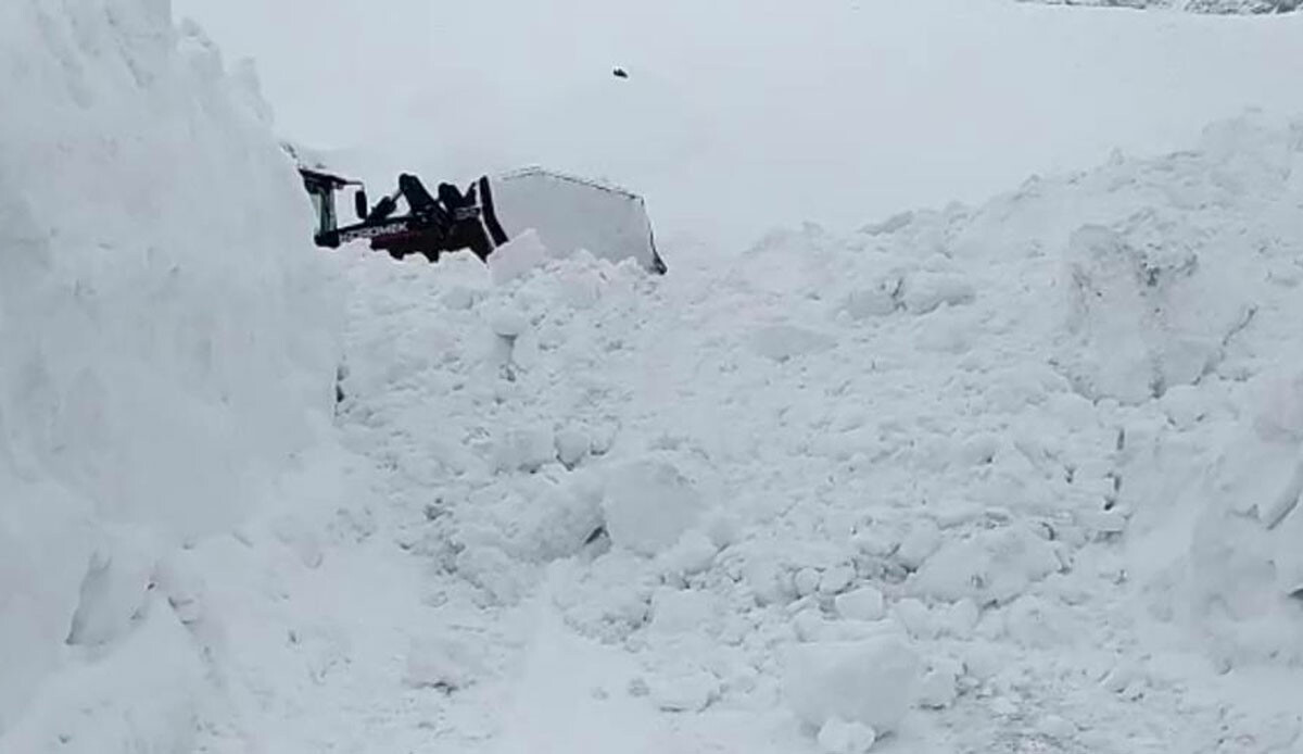 Bir ilimiz kara teslim! Yolu açmaya çalışan ekipler bile zorlanıyor: Metrelerce, çığ tehlikesi dahi var