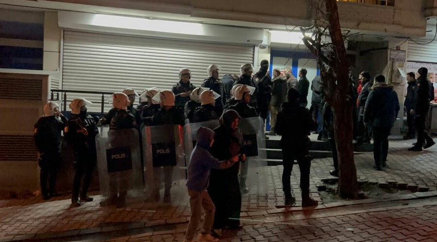 Polis ekiplerinden biber gazlı müdahale: Market çalışanı ile müşteri arasında 'yetersiz bakiye' kavgası