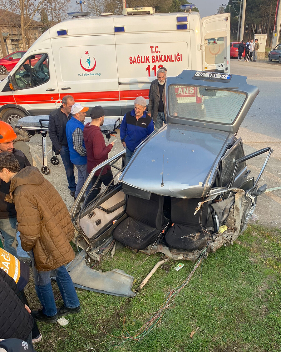 İkiye bölünen araçtan sağ çıktılar İkiye bölünen araçtan sağ çıktılar