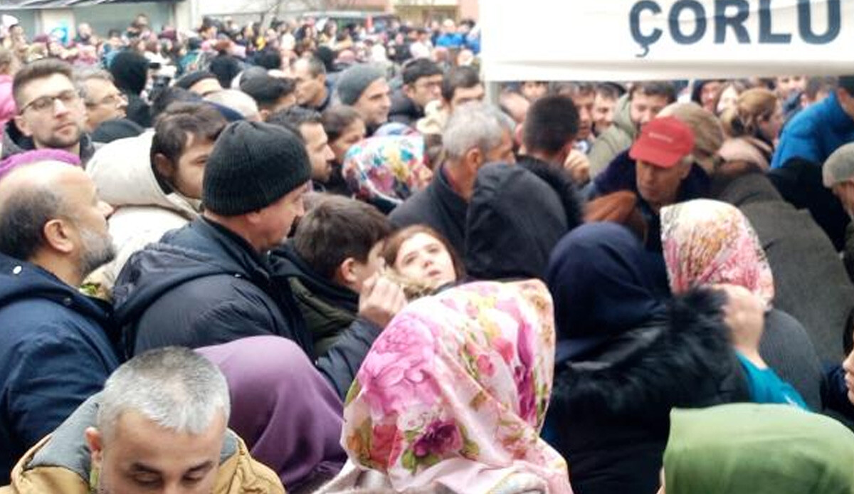 Tekirdağ’da ‘balık ekmek’ izdihamı: 2 ton hamsi dakikalar içinde bitti