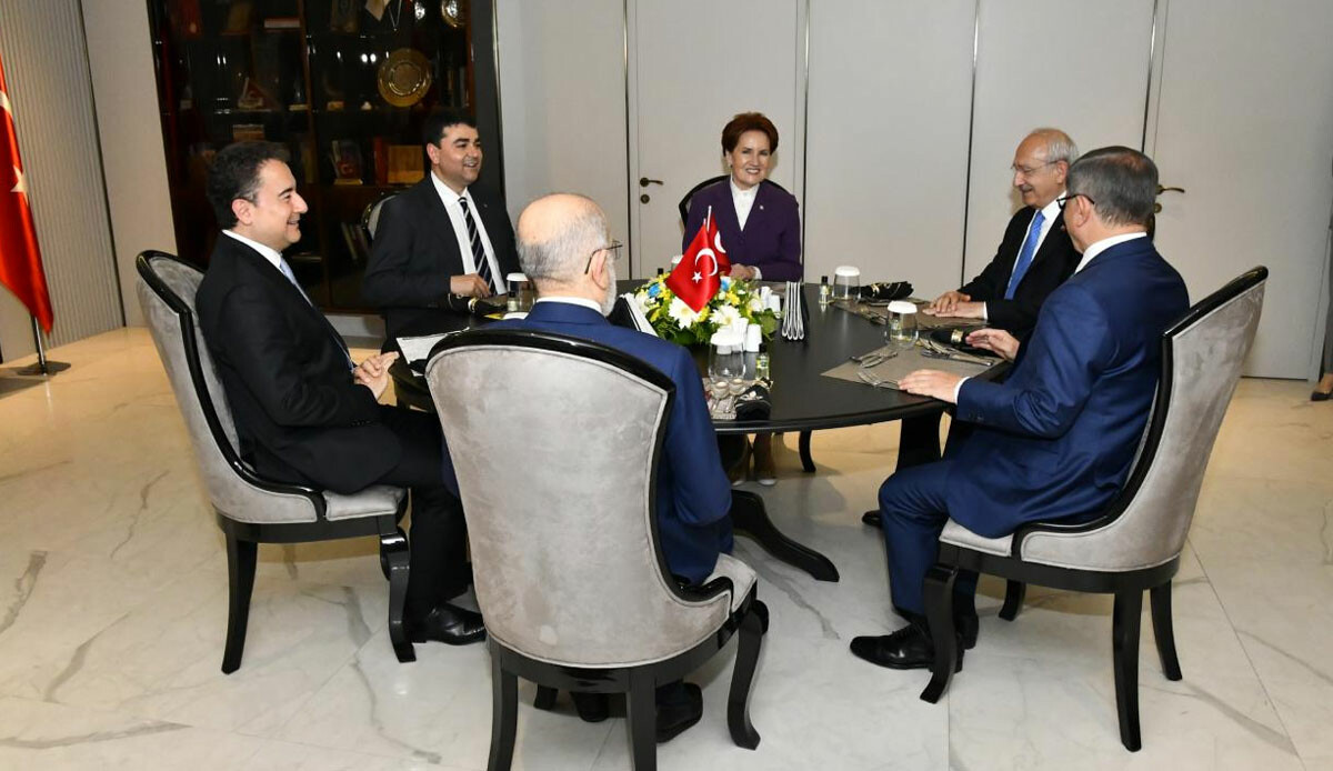 Bakan Bozdağ'dan 'altılı masa'ya tepki: Kaos ve istikrarsızlık çıkar Bakan Bozdağ'dan 'altılı masa'ya tepki: Kaos ve istikrarsızlık çıkar