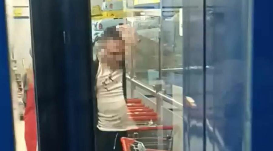 Polis ekiplerinden biber gazlı müdahale: Market çalışanı ile müşteri arasında 'yetersiz bakiye' kavgası