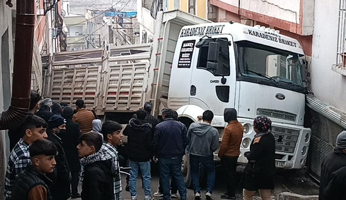 Gaziantep&#039;te dehşet! Kamyon eve daldı, 1 kişi yaralandı