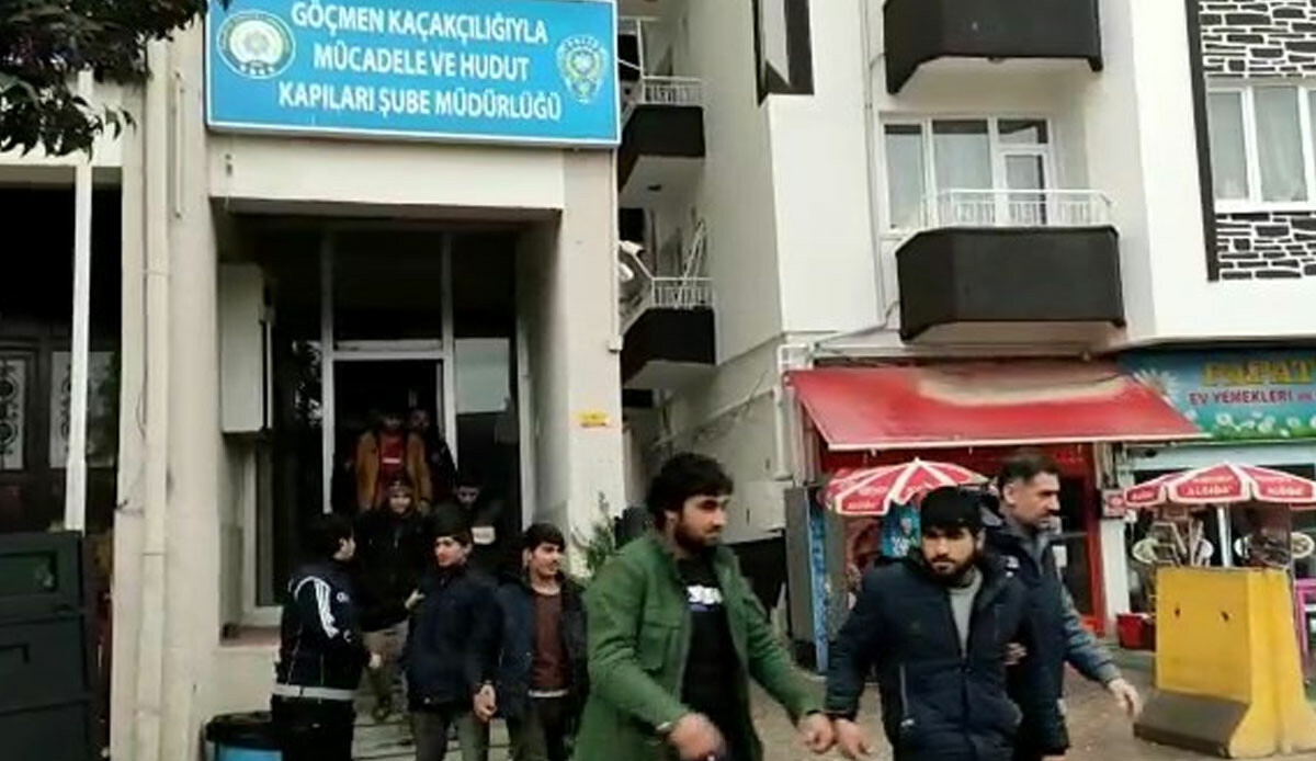Polis harekete geçti, göçmen kaçakçıları için operasyon düzenlendi: 6 gözaltı Polis harekete geçti, göçmen kaçakçıları için operasyon düzenlendi: 6 gözaltı