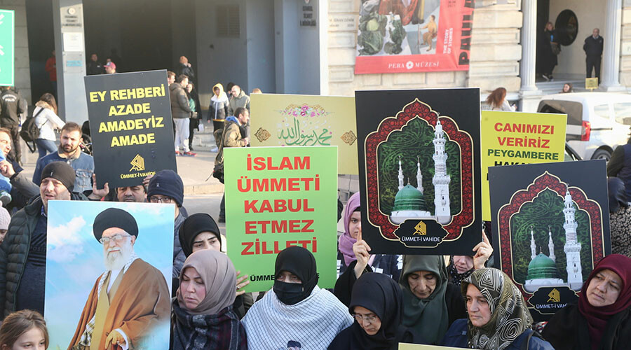 Fransız karikatür dergisi İstanbul’da protesto edildi: Haçlı ruhuyla saldırganlıkları sürüyor