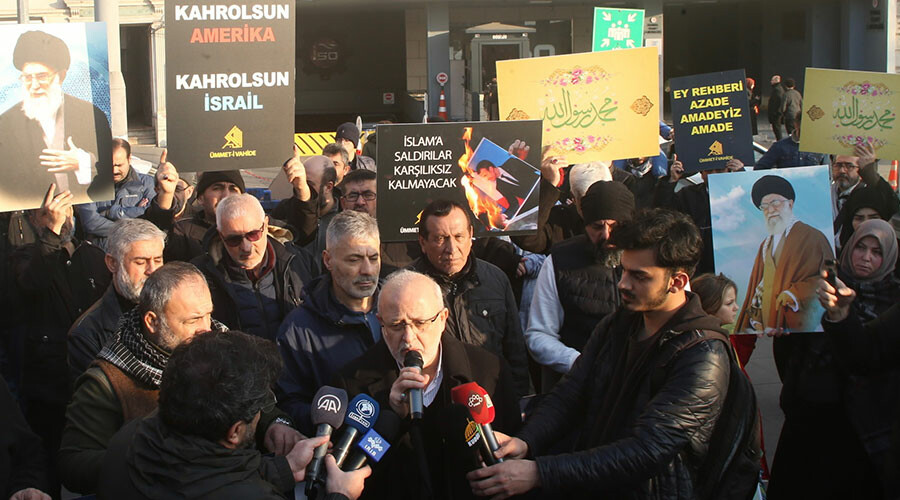 Fransız karikatür dergisi İstanbul’da protesto edildi: Haçlı ruhuyla saldırganlıkları sürüyor