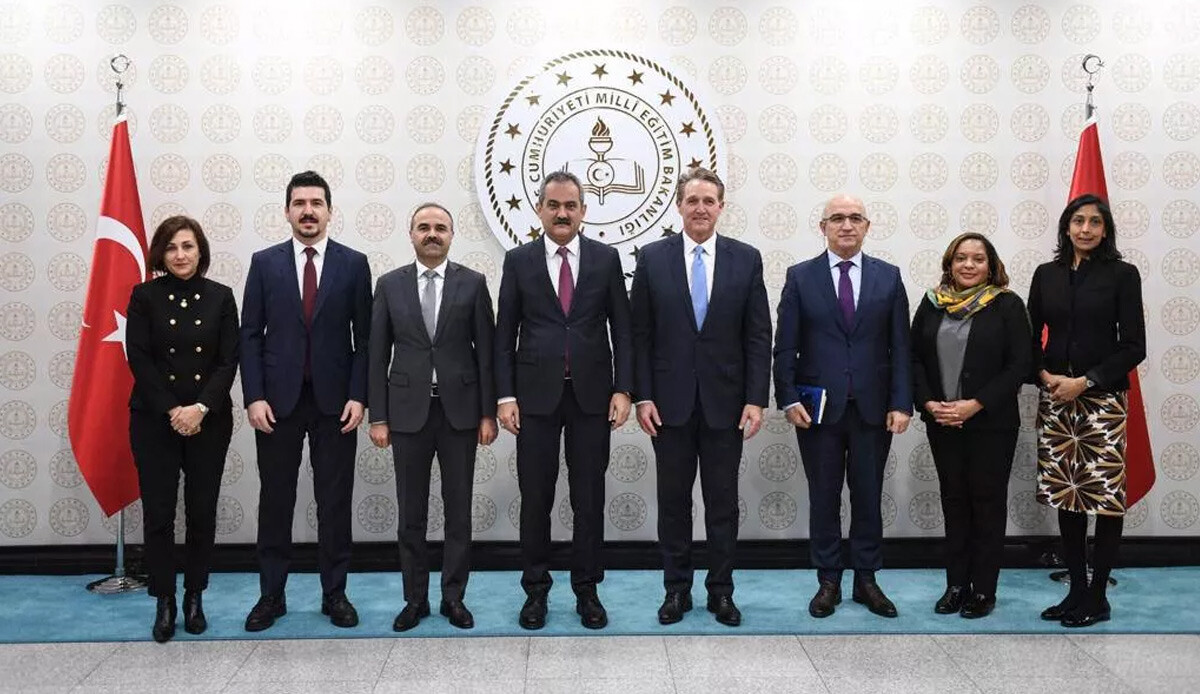 Bakan Özer'i ziyaret eden ABD Büyükelçisi Flake: Çok etkilendim, Türkiye'nin deneyimlerden faydalanabiliriz Bakan Özer'i ziyaret eden ABD Büyükelçisi Flake: Çok etkilendim, Türkiye'nin deneyimlerden faydalanabiliriz