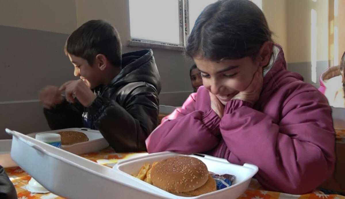 Mutlulukları gözlerinden okundu: Köy çocukları ilk kez hamburger yedi  