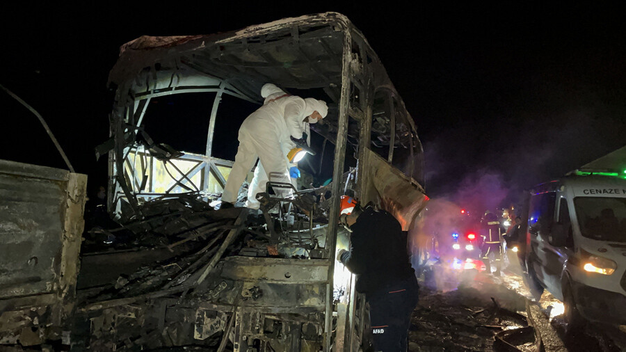 Mersin'de katliam gibi kaza! 2'si şehit 3 ölü, 2 kayıp, 33 yaralı Mersin'de katliam gibi kaza! 2'si şehit 3 ölü, 2 kayıp, 33 yaralı