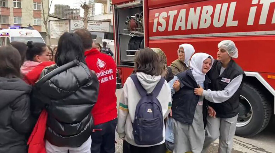 Kartal'da sıcak saatler! Evde yangın çıktı, bir aile alevlerin arasında mahsur kaldı Kartal'da sıcak saatler! Evde yangın çıktı, bir aile alevlerin arasında mahsur kaldı