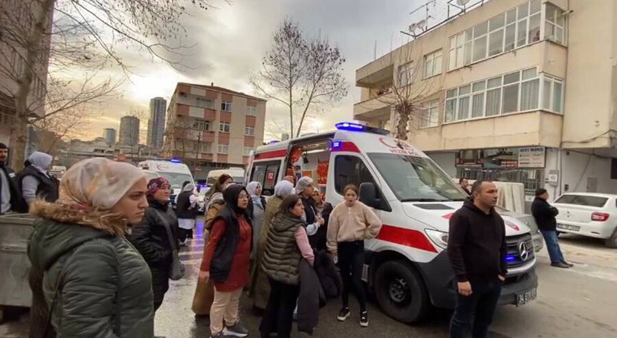 Kartal'da sıcak saatler! Evde yangın çıktı, bir aile alevlerin arasında mahsur kaldı Kartal'da sıcak saatler! Evde yangın çıktı, bir aile alevlerin arasında mahsur kaldı