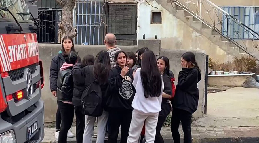 Kartal'da sıcak saatler! Evde yangın çıktı, bir aile alevlerin arasında mahsur kaldı Kartal'da sıcak saatler! Evde yangın çıktı, bir aile alevlerin arasında mahsur kaldı