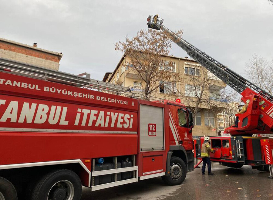 Kartal'da sıcak saatler! Evde yangın çıktı, bir aile alevlerin arasında mahsur kaldı Kartal'da sıcak saatler! Evde yangın çıktı, bir aile alevlerin arasında mahsur kaldı