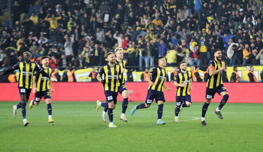 Ankaragücü Beşiktaş maçında hayrete düşüren yabancı madde! Sahaya muşta attılar! Ankaragücü Beşiktaş maçında hayrete düşüren yabancı madde! Sahaya muşta attılar!