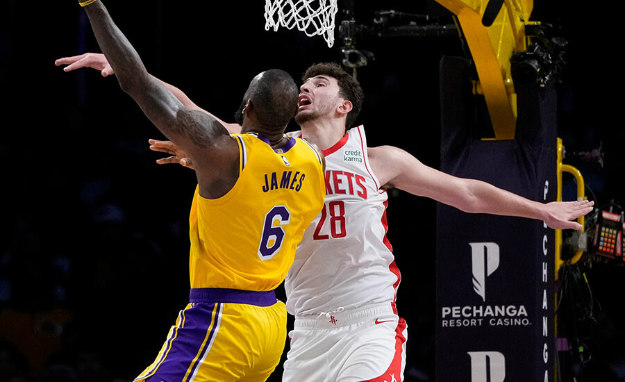 <p>Hem efsane isim Shaquille O'Neal'ı geçerek NBA tarihinde bir maçta 30+ sayı, 10+ ribaunt ve 5+ asiste ulaşan en genç pivot olan hem de 33 sayıyla kariyer rekoru kıran 20 yaşındaki Alperen'in bu performansı, ABD basınında ve sosyal medyada gündem oldu.</p>