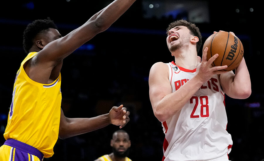 <p>Houston Rockets forması giyen milli basketbolcu Alperen Şengün, LeBron James'i de kadrosunda bulunduran Lakers'a 140-132 mağlup oldukları maçta <strong>33 sayı 15 ribaunt, 6 asist ve 4 blokluk bir performans</strong> sergilemişti.</p>