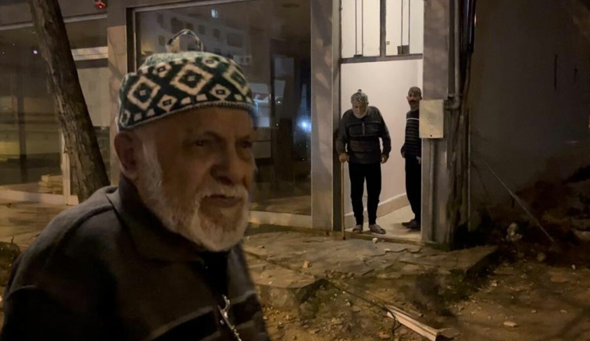 Bursa’da 3 katlı binanın çatısı kağıt gibi uçtu: Ev sahibi neye uğradığını şaşırdı