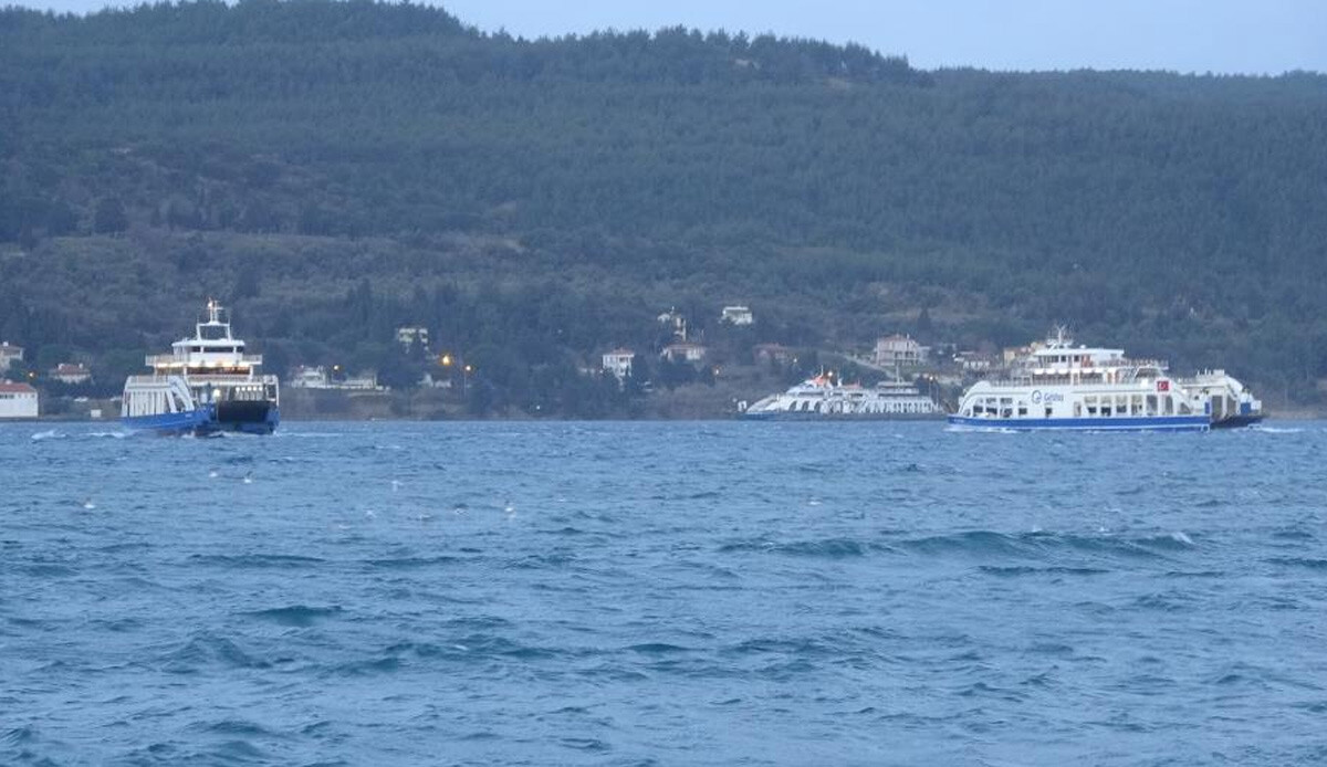 Bozcaada ve Gökçeada’ya tüm feribot seferleri iptal edildi Bozcaada ve Gökçeada’ya tüm feribot seferleri iptal edildi