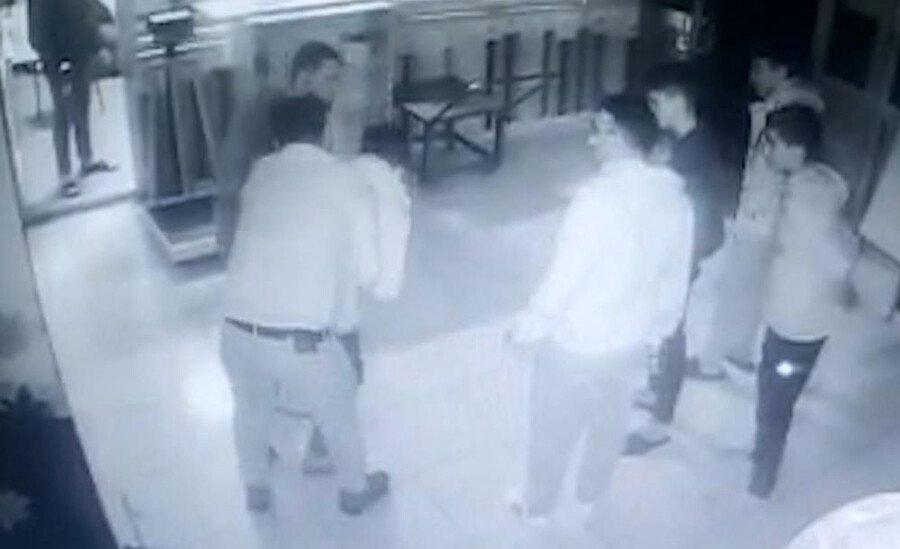 Nefes borusuna sakız kaçan çocuk, nöbetçi öğretmenin müdahalesiyle kurtuldu Nefes borusuna sakız kaçan çocuk, nöbetçi öğretmenin müdahalesiyle kurtuldu