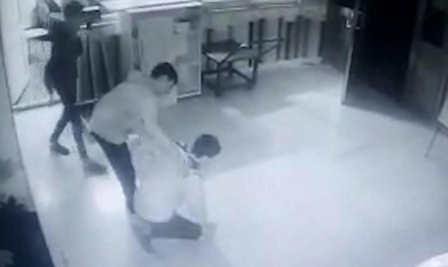 Nefes borusuna sakız kaçan çocuk, nöbetçi öğretmenin müdahalesiyle kurtuldu Nefes borusuna sakız kaçan çocuk, nöbetçi öğretmenin müdahalesiyle kurtuldu