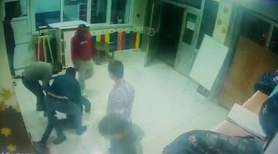 Nefes borusuna sakız kaçan çocuk, nöbetçi öğretmenin müdahalesiyle kurtuldu Nefes borusuna sakız kaçan çocuk, nöbetçi öğretmenin müdahalesiyle kurtuldu