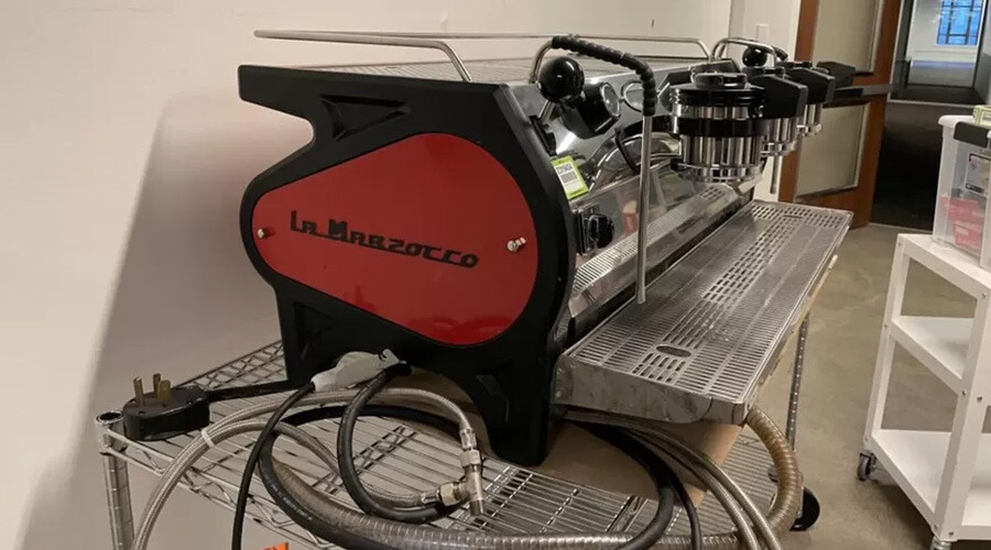 Elon Musk çaresiz kaldı, Twitter’ın eşyalarını satışa çıkardı: Dev kuş heykeli binlerce dolara satıldı!