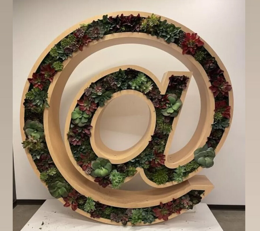 Elon Musk çaresiz kaldı, Twitter’ın eşyalarını satışa çıkardı: Dev kuş heykeli binlerce dolara satıldı!