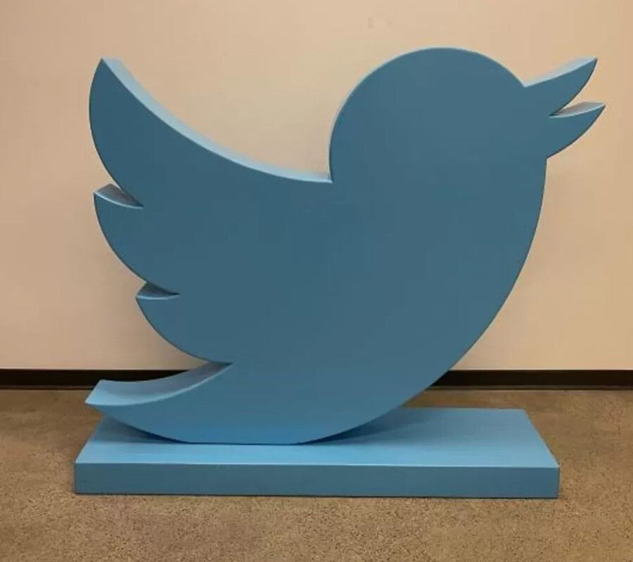 Elon Musk çaresiz kaldı, Twitter’ın eşyalarını satışa çıkardı: Dev kuş heykeli binlerce dolara satıldı!