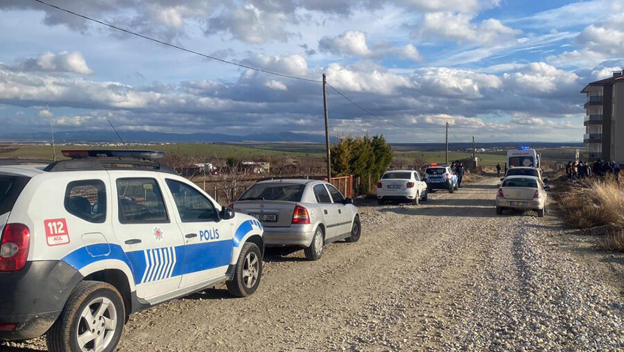 Uşak'ta kan donduran olay! Boş araziye bırakılan çantadan bebek cesedi çıktı Uşak'ta kan donduran olay! Boş araziye bırakılan çantadan bebek cesedi çıktı