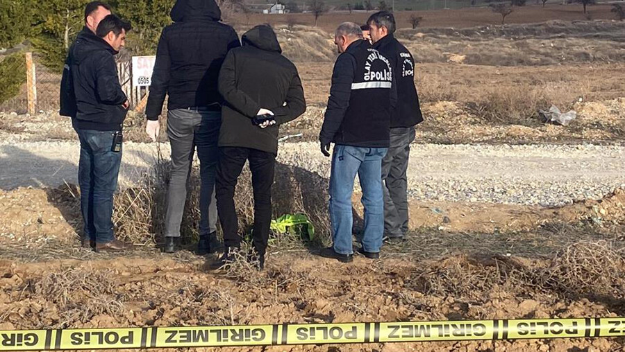 Uşak'ta kan donduran olay! Boş araziye bırakılan çantadan bebek cesedi çıktı Uşak'ta kan donduran olay! Boş araziye bırakılan çantadan bebek cesedi çıktı