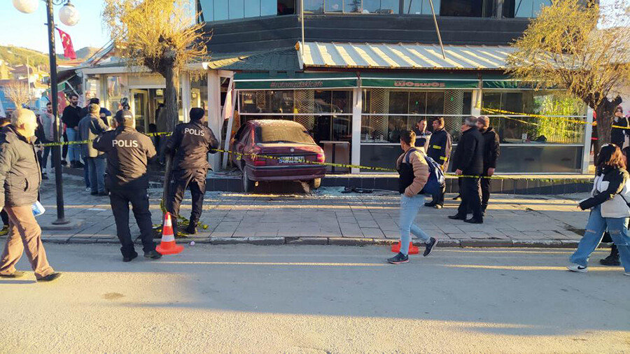 Yozgat’ta dehşet! Kontrolden çıkan araç, kafeye daldı: 4 müşteri yaralandı Yozgat’ta dehşet! Kontrolden çıkan araç, kafeye daldı: 4 müşteri yaralandı