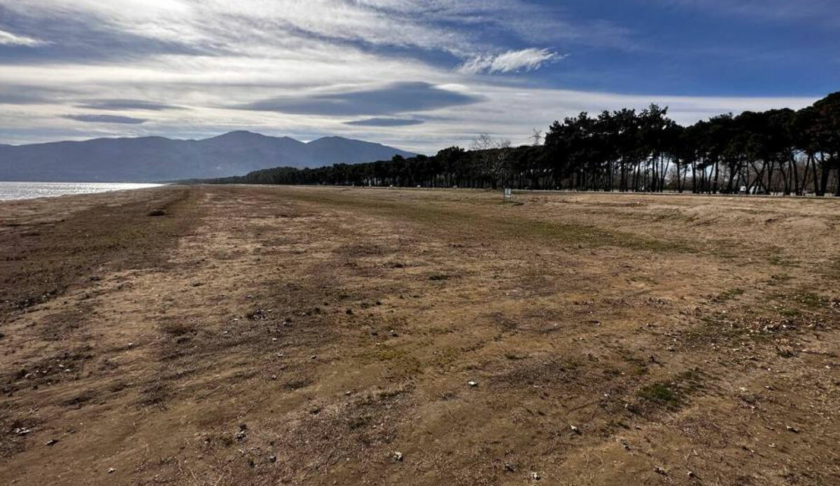 İskele var su yok! Kuraklığın en net fotoğrafı İznik’te çekildi: Göl 400 metre çekildi…