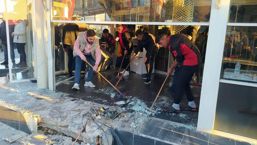Yozgat’ta dehşet! Kontrolden çıkan araç, kafeye daldı: 4 müşteri yaralandı Yozgat’ta dehşet! Kontrolden çıkan araç, kafeye daldı: 4 müşteri yaralandı