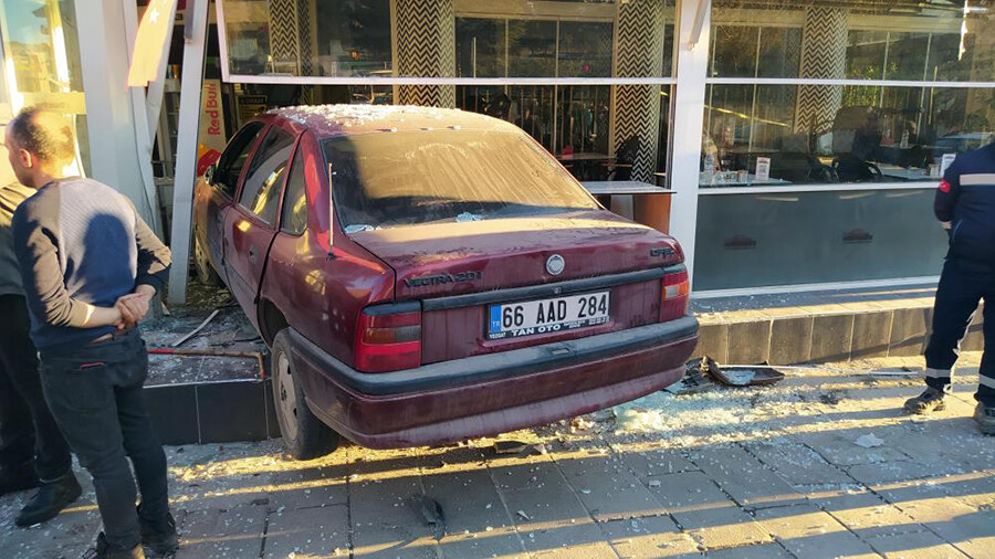 Yozgat’ta dehşet! Kontrolden çıkan araç, kafeye daldı: 4 müşteri yaralandı Yozgat’ta dehşet! Kontrolden çıkan araç, kafeye daldı: 4 müşteri yaralandı