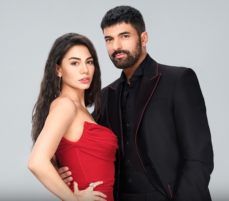 Engin Akyürek ve Demet Özdemir'i buluşturan Adım Farah’tan ilk fotoğraf geldi Engin Akyürek ve Demet Özdemir'i buluşturan Adım Farah’tan ilk fotoğraf geldi