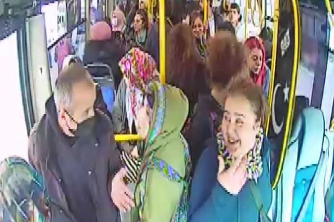 Antalya'da yolculara küsen şoför otobüsü terk etti Antalya'da yolculara küsen şoför otobüsü terk etti