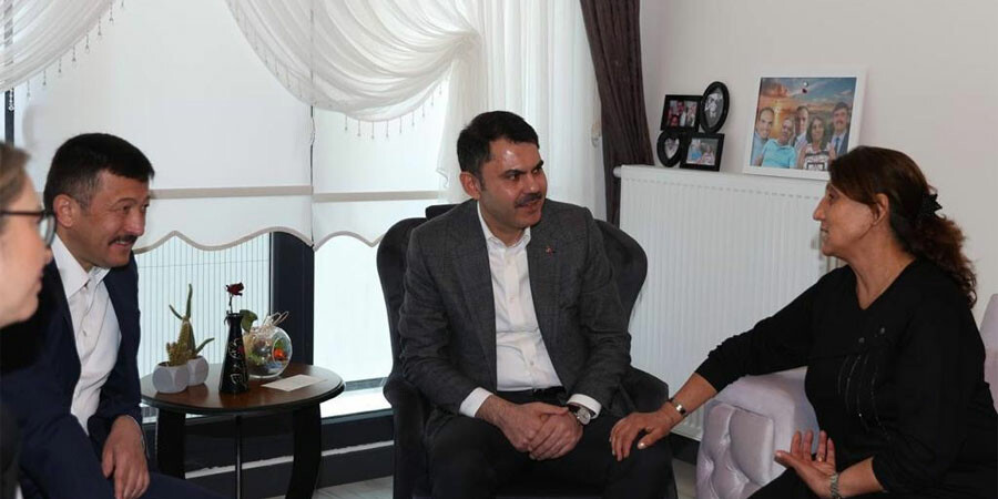 Bakan Kurum, İzmir Bayraklı'da depremzede Hatice Baltrak'ı evinde ziyaret etti Bakan Kurum, İzmir Bayraklı'da depremzede Hatice Baltrak'ı evinde ziyaret etti