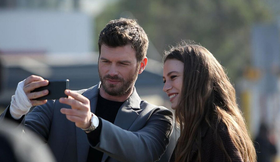 Kıvanç Tatlıtuğ ‘Aile’ dizisinin setinde rahatsızlandı, çekimler iptal edildi Kıvanç Tatlıtuğ ‘Aile’ dizisinin setinde rahatsızlandı, çekimler iptal edildi