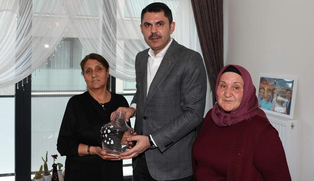 Bakan Kurum, İzmir Bayraklı'da depremzede Hatice Baltrak'ı evinde ziyaret etti Bakan Kurum, İzmir Bayraklı'da depremzede Hatice Baltrak'ı evinde ziyaret etti