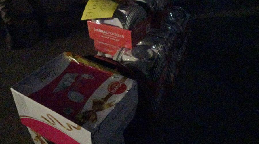 İndirim izdihamı kamerada: Evlerine dönsünler diye elektrikleri kestiler, yine fayda etmedi