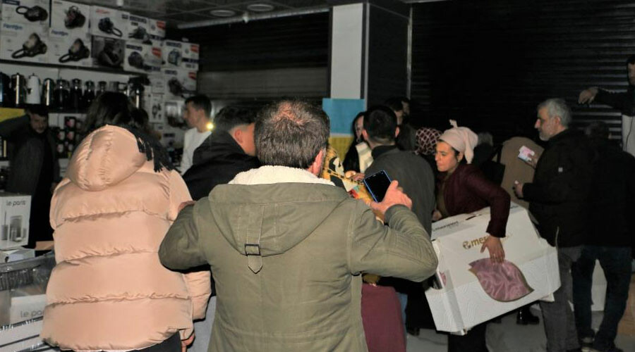 İndirim izdihamı kamerada: Evlerine dönsünler diye elektrikleri kestiler, yine fayda etmedi