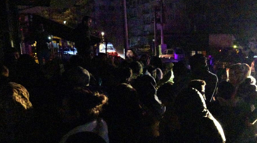 İndirim izdihamı kamerada: Evlerine dönsünler diye elektrikleri kestiler, yine fayda etmedi