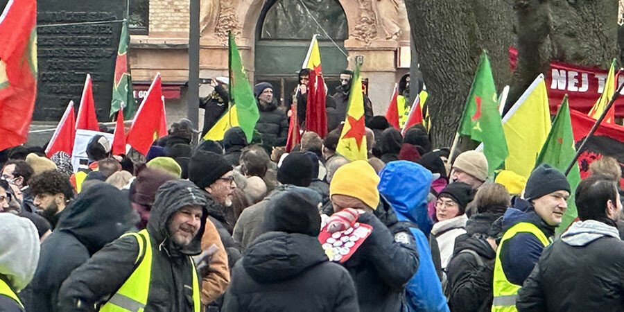 Sağı terör, solu terör! İsveç'te PKK/YPG destekçilerinden yeni provokasyon Sağı terör, solu terör! İsveç'te PKK/YPG destekçilerinden yeni provokasyon
