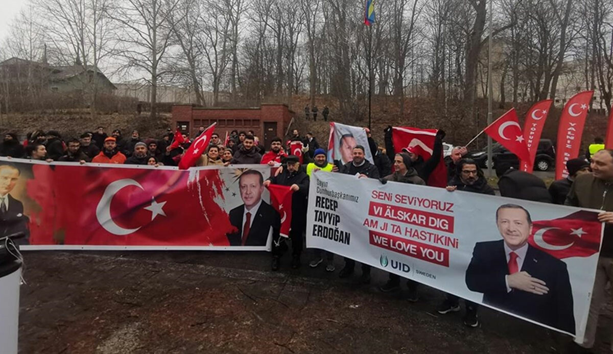 İsveç'te milli şuur: Terör yandaşlarının provokasyonu protesto edildi İsveç'te milli şuur: Terör yandaşlarının provokasyonu protesto edildi