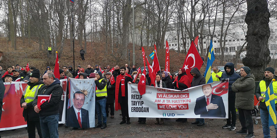 İsveç'te milli şuur: Terör yandaşlarının provokasyonu protesto edildi İsveç'te milli şuur: Terör yandaşlarının provokasyonu protesto edildi