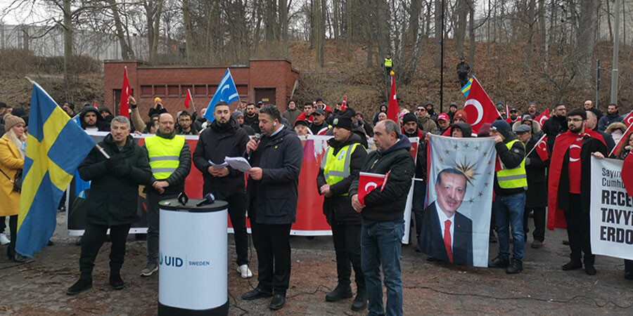 İsveç'te milli şuur: Terör yandaşlarının provokasyonu protesto edildi İsveç'te milli şuur: Terör yandaşlarının provokasyonu protesto edildi